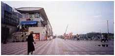 2002年秋 クレオスクエア中央広場の現状。