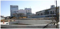 2004年2月18日 駅出入口前からクレオ方向を見る