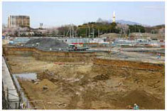 2004年3月31日 一次掘削中、地層がくっきり見えます。
