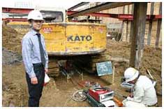 2004年3月31日 静的平板載荷試験中。