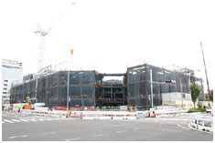 2004年8月18日 駅出入口側から眺めた鉄骨建方完了の様子。